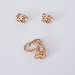 Vintage Gold Signed Brooch & earrings Set
